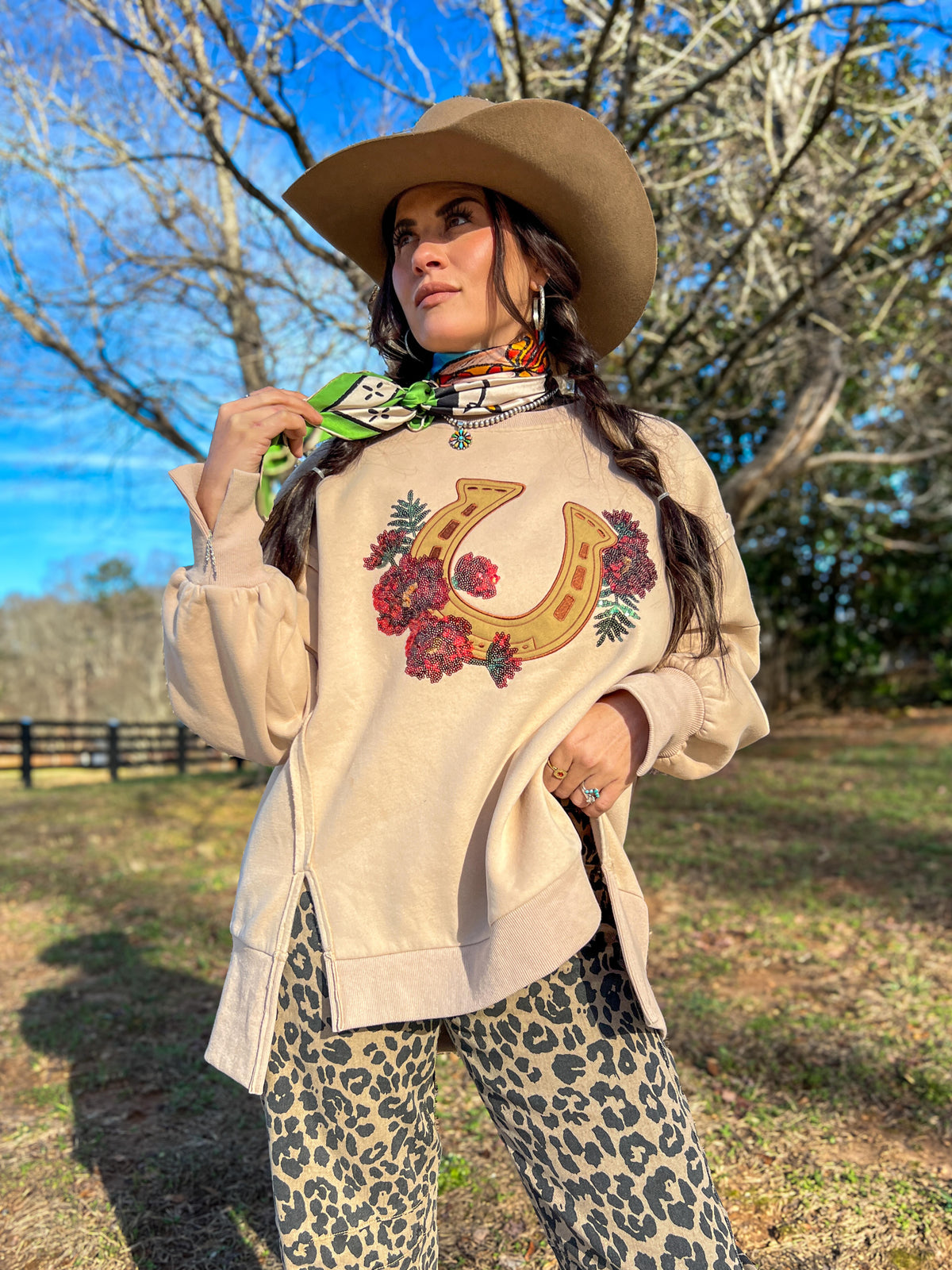Women's Horseshoe Graphic Sweatshirt | Style L-2509032